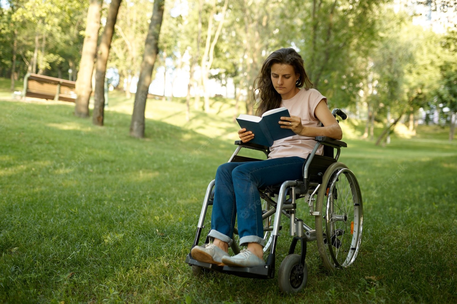 mulher-com-deficiencia-em-cadeira-de-rodas-lendo-um-livro-no-parque-pessoas-paralisadas-e-incapacitadas-superacao-de-deficiencias-de-lazer-para-deficientes-fisicos-ao-ar-livre_266732-28929