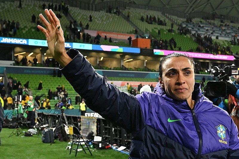 Brazil's forward #10 Marta waves to the crowd after the Australia and New Zealand 2023 Women's World Cup Group F football match between Jamaica and Brazil at Melbourne Rectangular Stadium, also known as AAMI Park, in Melbourne on August 2, 2023. (Photo by WILLIAM WEST / AFP)