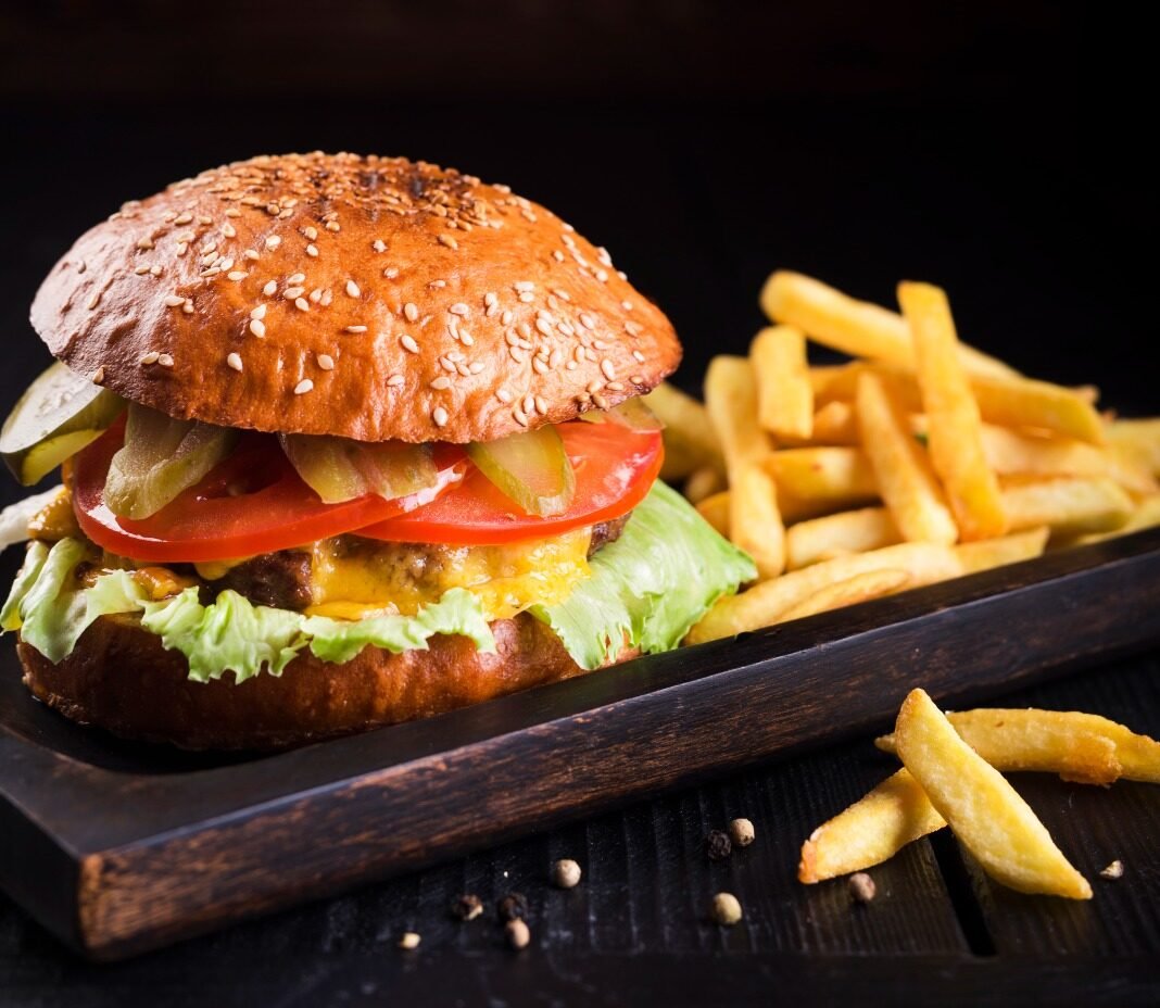 Hamburguer com batata frita