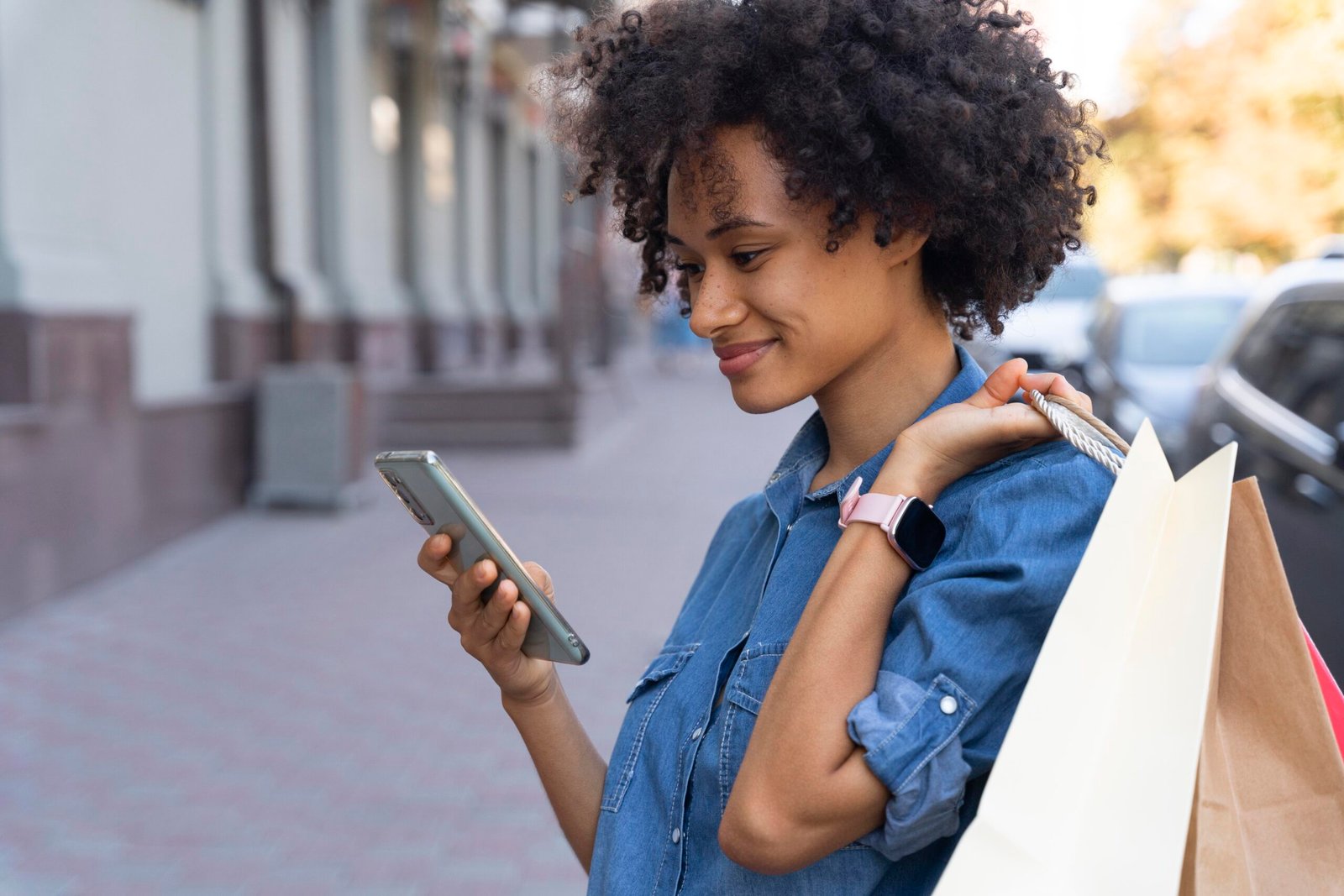 Mulher fazendo compras de achadinhos pelo celular